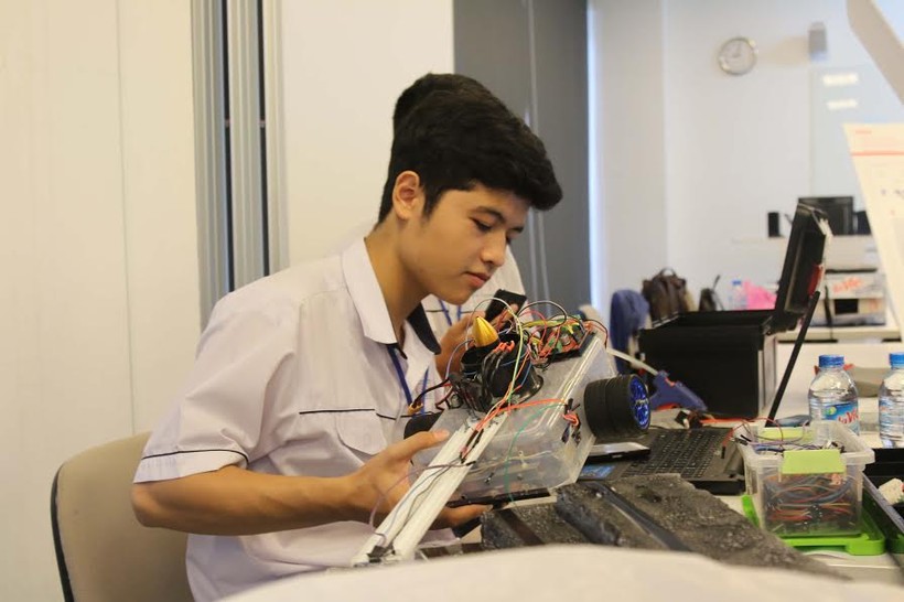 Sản phẩm "Robot leo tường" giành giải Nhất cuộc thi RMIT RMIT TechGenius 2016 dành cho học sinh.