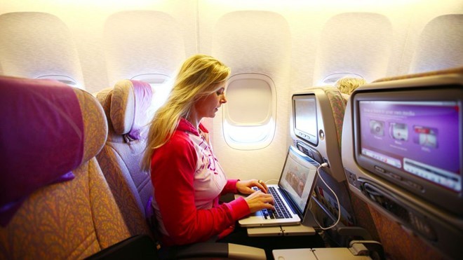Một hành khách đang sử dụng Internet trên chuyến bay của hãng hàng không  Emirates Airline tháng 12/2009.