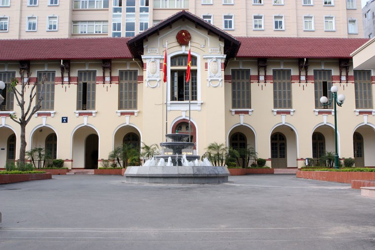 Trụ sở của Bộ Thông tin và Truyền thông đặt tại 18 Nguyễn Du, Hoàn Kiếm, Hà Nội.