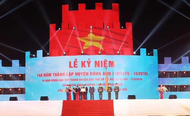 Bí thư Thành ủy Hà Nội Hoàng Trung Hải trao "Huân chương Lao động hạng Nhì" cho huyện Đông Anh.