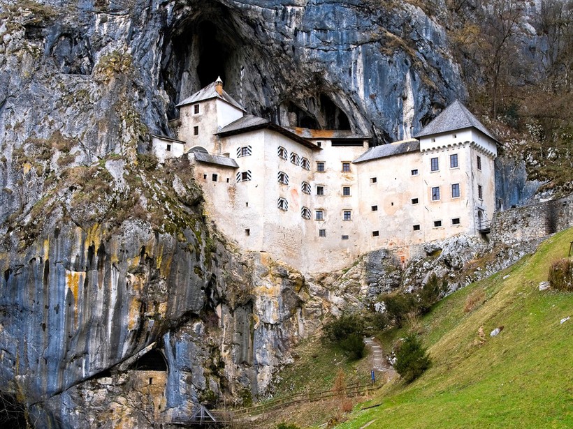 Lâu đài Predjama (Slovenia): Được xây trong một hang động nằm giữa vách núi vào năm 1274, lâu đài này có nhiều hệ thống hành lang, phòng ốc nằm ẩn trong các bức tường. Đây chính là nơi diễn ra các màn tra tấn, sát hại lẫn nhau... Người ta vẫn đồn nhau lin