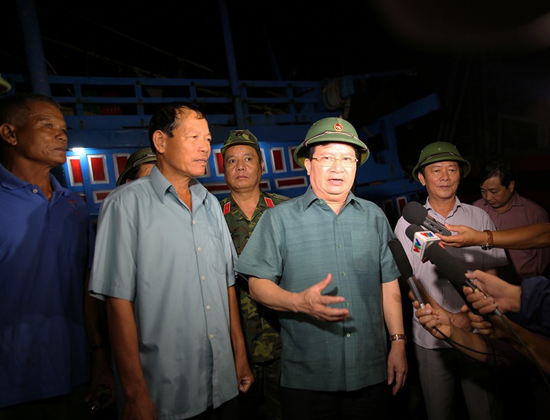 Phó Thủ tướng Trịnh Đình Dũng kiểm tra khu vực neo đậu tàu tránh trú bão tại Quảng Bình.