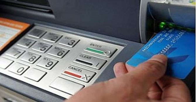 người dân gặp không ít hiểm họa khó lường khi sử dụng máy ATM .