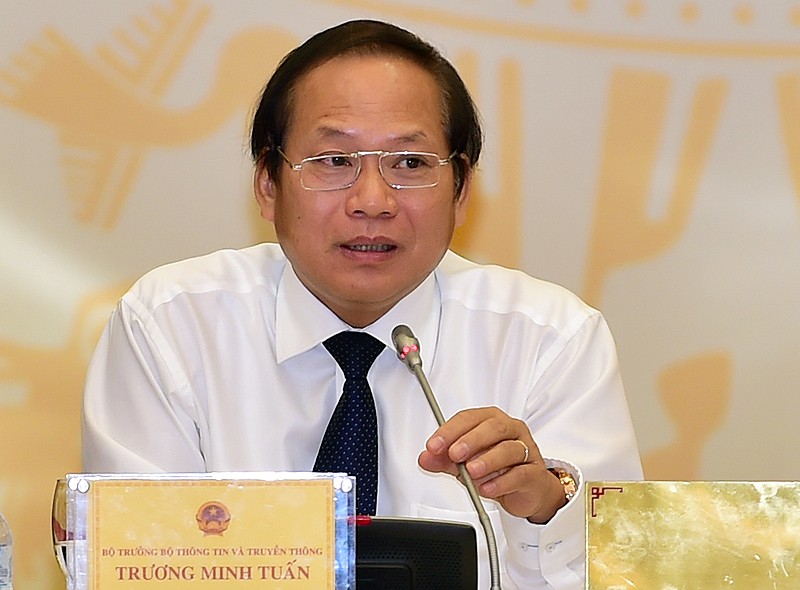 Bộ trưởng Bộ TT&TT Trương Minh Tuấn điều hành buổi họp báo Chính phủ tháng 10/2016.
