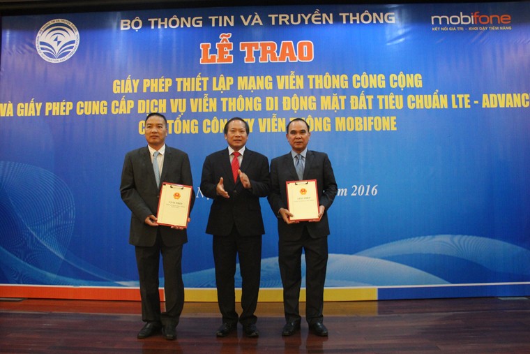 Bộ trưởng Trương Minh Tuấn trao giấy phép cho Mobifone