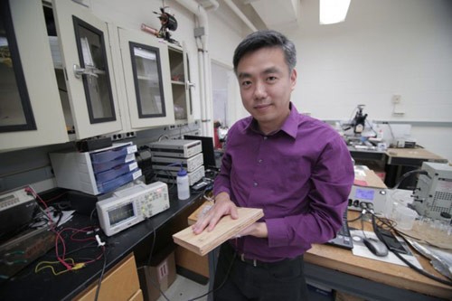 Giáo sư Wang cùng với tấm sàn gỗ có khả năng phát điện làm từ nanocellulose. Nguồn ảnh: yahoo