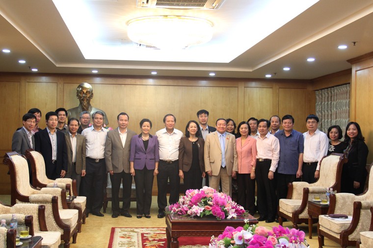 Bộ trưởng Trương Minh Tuấn và đoàn cán bộ Bộ TT&TT chụp ảnh lưu niệm với lãnh đạo Ban Dân vận Trung ương