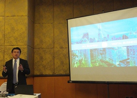 ông Adrian Hia, Tổng Giám đốc phụ trách các thị trường mới (Đông Nam Á), công ty Vmware chia sẻ thông tin với báo giới.