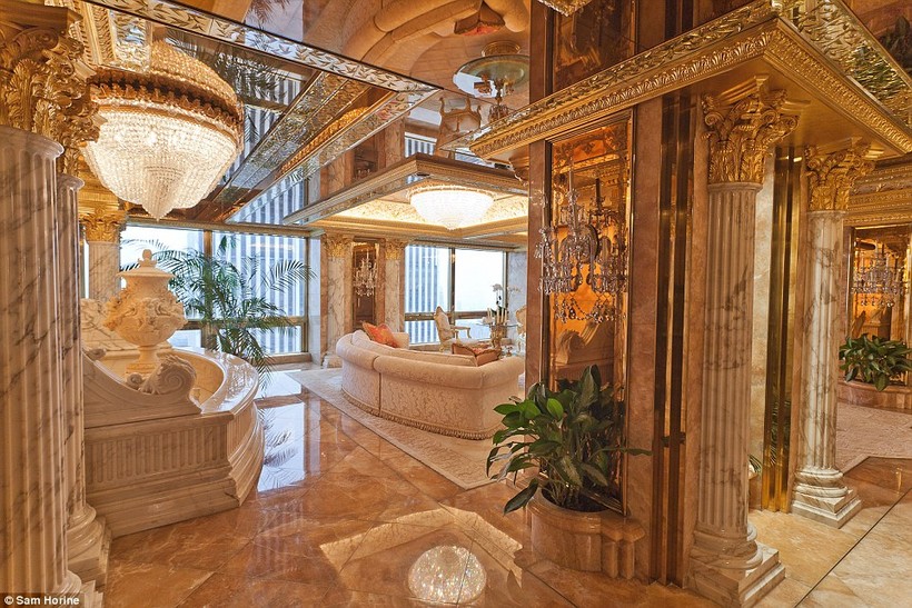 Theo Daily Mail, căn hộ xa xỉ mà ông Donald Trump cùng gia đình sống nằm tại tầng 66 trong Trump Tower, có thể ngắm Công viên Trung tâm.