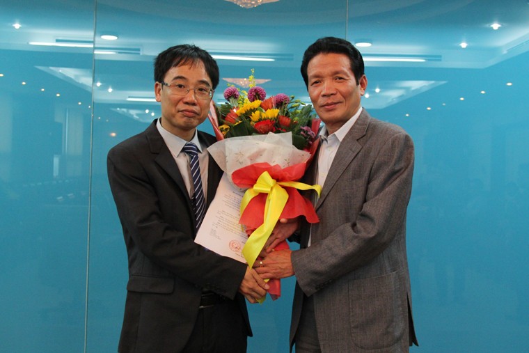 Thứ trưởng Hoàng Vĩnh Bảo trao Quyết định và tặng hoa chúc mừng tân Phó Cục trưởng Cục Báo chí Nguyễn Văn Hiếu