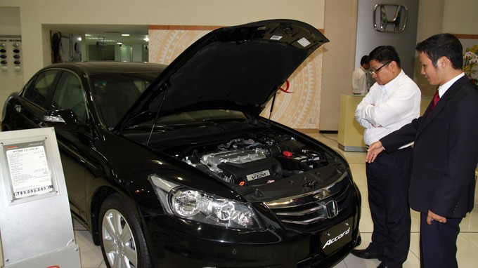 Khách hàng xem xe Honda Accord nhập khẩu từ Thái Lan tại đại lý ô tô Honda Cộng Hòa, TP.HCM.