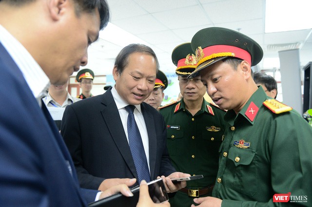 Ảnh minh họa: Bộ trưởng Trương Minh Tuấn khảo sát hoạt động nghiên cứu, sản xuất thiết bị viễn thông của Viettel.