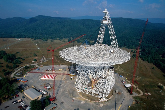 Kính viễn vọng lớn nhất thế giới đặt tại Đài quan sát thiên văn quốc gia Mỹ tại Tây Virginia.