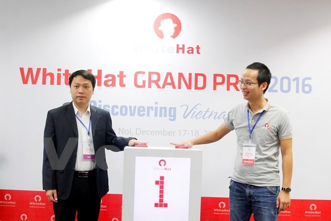Ông Nguyễn Huy Dũng (trái) khai mạc cuộc thi hacker mũ trắng. (Ảnh: T.H/Vietnam+)
