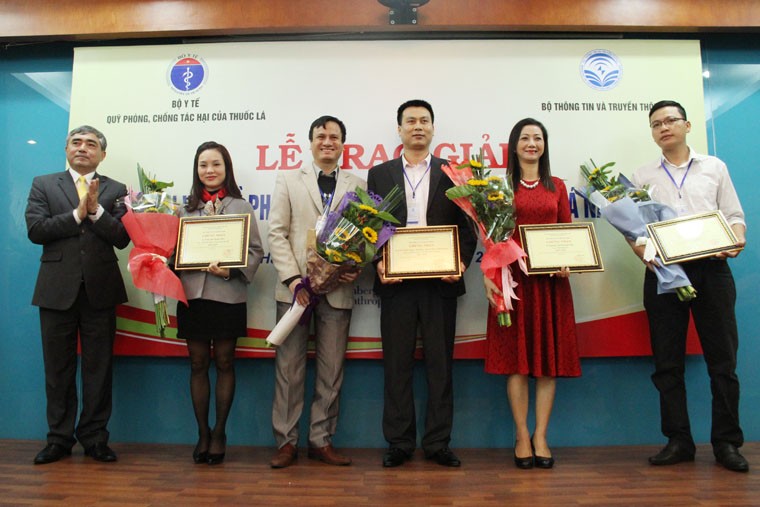 Thứ trưởng Bộ TT&TT Nguyễn Minh Hồng trao giải Nhất cho các tác giả.