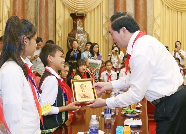 Chủ tịch nước Trần Đại Quang tặng chân dung Chủ tịch Hồ Chí Minh cho các các thiếu nhi.