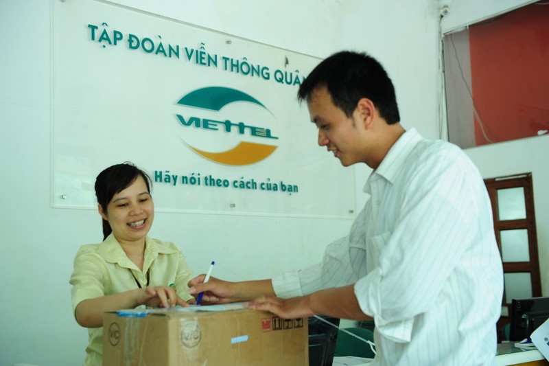 ùng với việc triển khai tự động hóa hệ thống nâng hạ, chia chọn hàng hóa, trong năm  nay, Viettel Post cũng sẽ phối hợp với Viễn thông Viettel cung cấp dịch vụ chuyển phát tới tận xã (Ảnh minh họa)