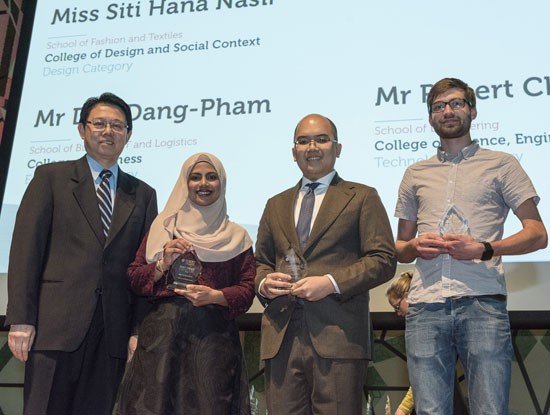 Đặng Phạm Thiên Duy, cựu sinh viên chuyên ngành Hệ thống thông tin của RMIT Việt Nam (thứ 2 từ phải sang) nhận giải Sinh viên xuất sắc tại RMIT Melbourne (Úc) năm 2013.