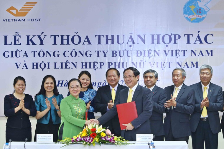 Lễ ký kết thỏa thuận hợp tác giữa Tổng công ty Bưu điện Việt Nam và Hội LHPN Việt Nam. Ảnh: MIC