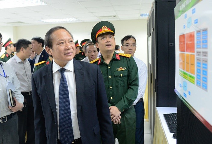 Bộ trưởng Trương Minh Tuấn khảo sát hoạt động nghiên cứu, sản xuất thiết bị viễn thông của Viettel.