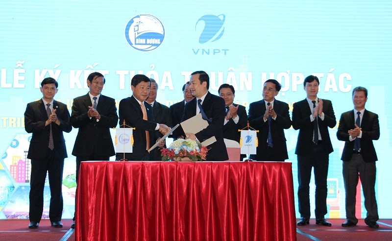 Ông Trần Thanh Liêm- Chủ tịch UBND tỉnh Bình Dương và ông Phạm Đức Long - Tổng Giám đốc VNPT ký kết thỏa thuận hợp tác triển khai smart city tại Bình Dương.