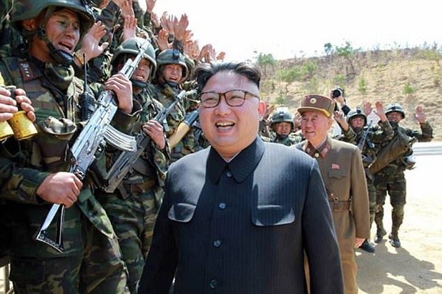 Nhà lãnh đạo Bắc Triều Tiên mỉm cười khi đến động viên các chiến sĩ một cuộc tập trận quân sự. Bức ảnh này không rõ thời gian chụp, nhưng vừa được phía Triều Tiên phát đi hôm qua.