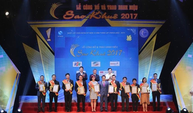 Phó Thủ tướng Vũ Đức Đam, Thứ trướng Bộ TT&TT Nguyễn Thành Hưng cùng Chủ tịch VINASA Trương Gia Bình chụp ảnh lưu niệm cùng Top 10 Sao Khuê 2017