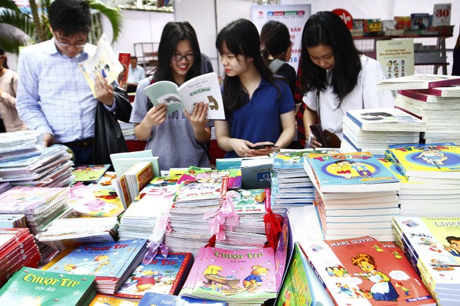 Các bạn trẻ tham quan và mua sách tại Hội sách Hà Nội 2016. Ảnh minh hoạ: Chinhphu.vn