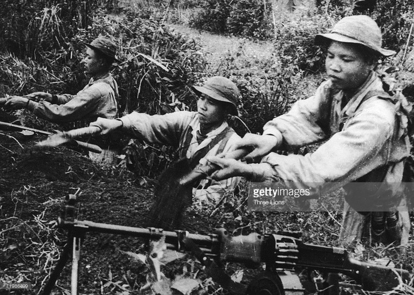 Các chiến sĩ bộ đội Cụ Hồ đào hố đặt súng máy trong một chiến dịch ở miền Nam năm 1968. Ảnh: Getty.