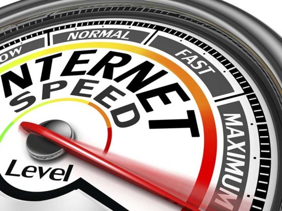 Tốc độ Internet cao sẽ giúp người dùng có những trải nghiệm mới, tuy nhiên bên cạnh đó cũng phát sinh hàng loạt vấn đề xung quanh. Ảnh: INTERNET