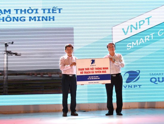 VNPT trao tặng UBND tỉnh Quảng Bình 2 trạm dự báo thời tiết thông minh cùng 2 thiết bị di động vệ tinh VinaPhone S.