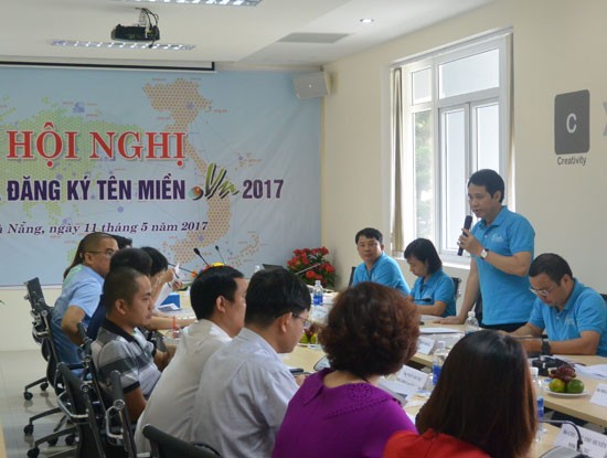 Ông Trần Minh Tân, Giám đốc VNNIC (người đứng) trao đổi với các Nhà đăng ký tên miền  ".vn". Ảnh: VNNIC.