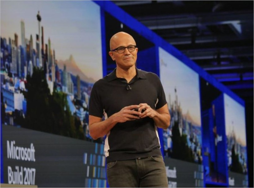 Các ông Satya Nadella, Scott Guthrie và Harry Shum đã chào đón hàng ngàn chuyên gia lập trình tới Seatle tham dự hội nghị Build 2017 — sự kiện thường niên của Microsoft dành cho chuyên gia lập trình. Ảnh Microsoft.