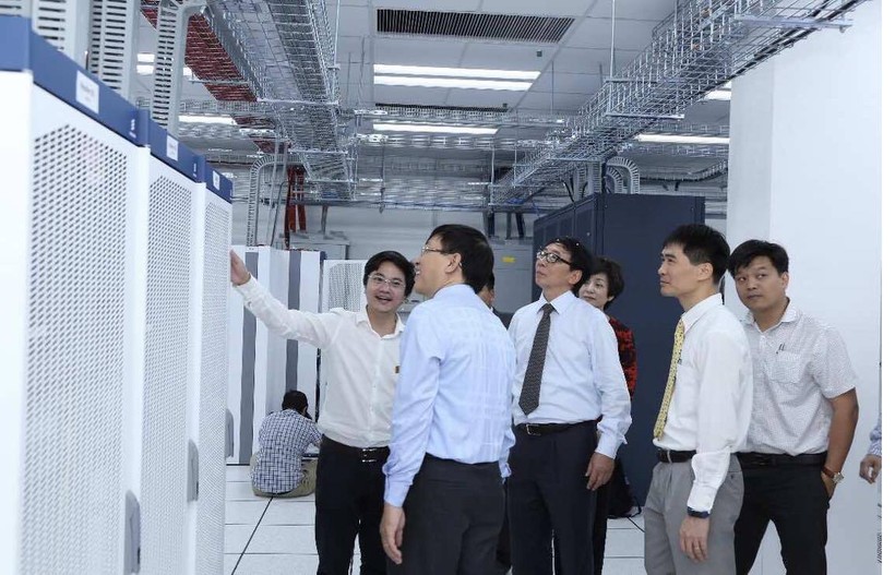 Đại diện Bộ Thông tin và Truyền thông tham quan Trung tâm Chuyển mạch và Dữ liệu Vietnamobile 