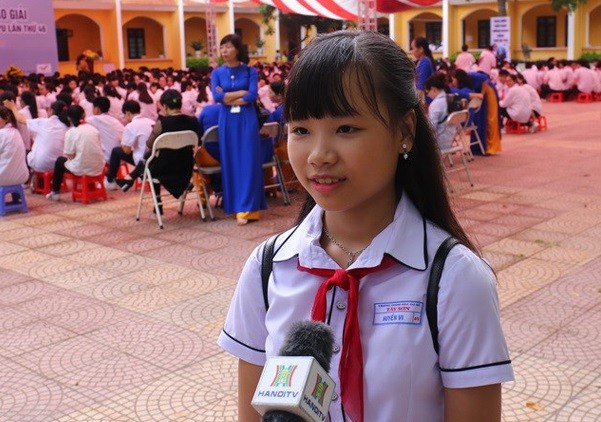 Em Nguyễn Đỗ Huyền Vi, học sinh đạt giải nhất cuộc thi viết thư quốc tế UPU lần thứ 46 năm 2017.