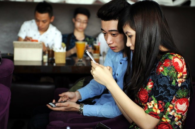 Có thể dễ dàng bắt gặp những hình ảnh người trẻ dùng smartphone để lướt web hay mạng xã hội, tán gẫu và tìm kiếm thông tin tại các quán cà phê. Ảnh minh họa:Internet