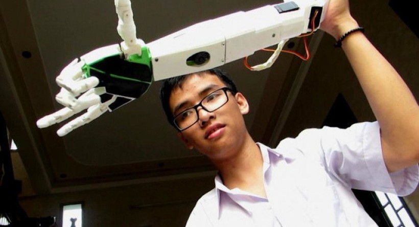 Phạm Huy với tác phẩm Cánh tay robot dành cho người khuyết tật.