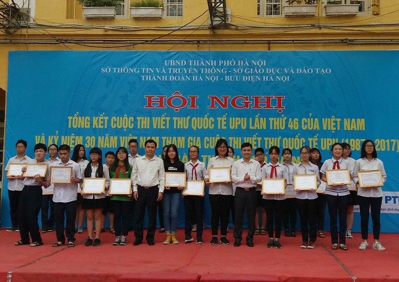TP. Hà Nội vừa tổ chức Lễ vinh danh 28 em học sinh và 3 tập thể đoạt giải cuộc thi viết thư quốc tế UPU lần thứ 46 - 2017 vào sáng nay (22/5).