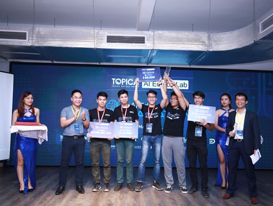 Ban tổ chức trao giải Nhất cuộc thi lập trình theo nhóm TOPICA AI Edtech Asia Hackathon 2017 cho đội thi "Nguyễn Hiền" với ứng dụng học tiếng Anh cho trẻ em thông minh.