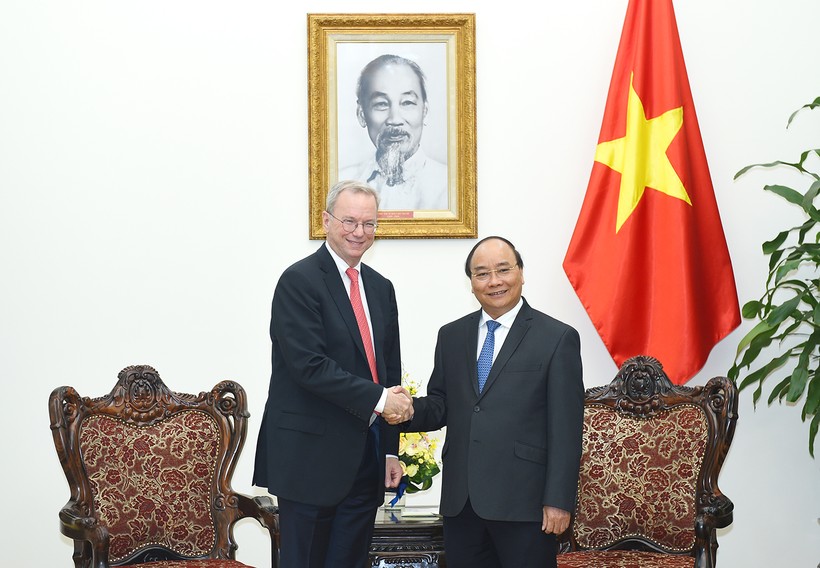 Thủ tướng Nguyễn Xuân Phúc tiếp ông Eric Schmidt, Chủ tịch điều hành Tập đoàn Alphabet (công ty mẹ của Google). 