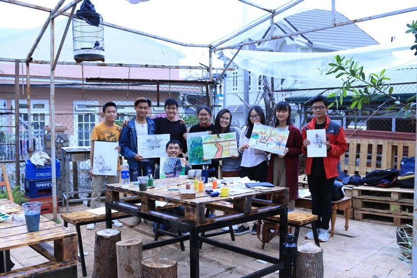 Nhóm sinh viên RMIT Việt Nam đã lên Đà Lạt để thực hiện video và tổ chức vẽ tranh tại một khách sạn.