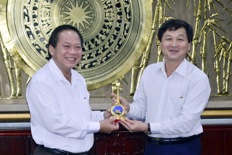 Bí thư Tỉnh ủy Bạc Liêu - Lê Minh Khái tặng biểu tượng cây đờn kìm cho Bộ trưởng Bộ TT&TT Trương Minh Tuấn. Ảnh: C.K