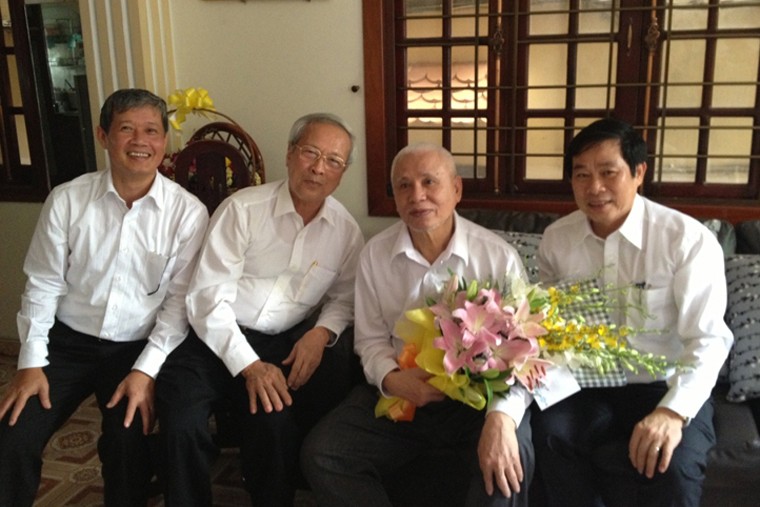 Lãnh đạo Bộ  Bưu chính, Viễn thông và Bộ TT&TT thăm ông Đặng Văn Thân năm 2013 (Ảnh: mic.gov.vn)