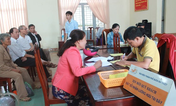 Bưu điện Việt Nam đang phối hợp với BHXH các cấp tổ chức chi trả lương hưu và trợ cấp BHXH bằng tiền mặt hàng tháng, với sự tham gia của hơn 17.000 người tại các bưu cục/điểm chi trả. 