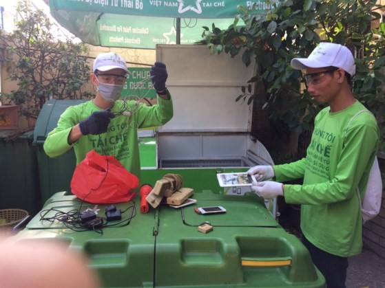 Người tham dự chỉ cần chụp lại khoảnh khắc đem rác thải điện tử đến giao cho một trong mười điểm thu gom của Việt Nam Tái Chế, đăng lên trang cá nhân Facebook ở chế độ công khai, tag @Việt Nam Tái Chế và 5 bạn khác, sử dụng hashtag: #Chupanhlientaydidulic