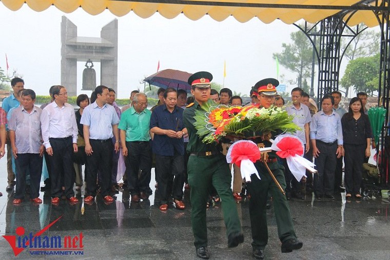  Bộ trưởng Trương Minh Tuấn dẫn đầu đoàn công tác đặt vòng hoa, dâng hương tưởng niệm các anh hùng liệt sỹ tại Nghĩa trang quốc gia Đường 9. Ảnh: Quang Thành