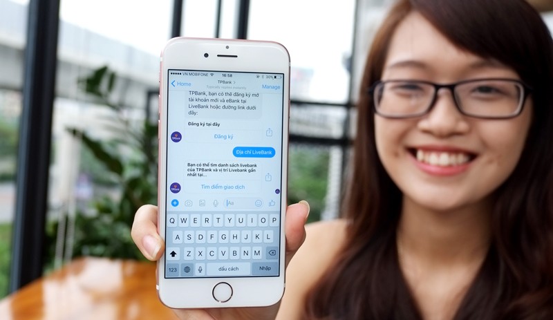 T'Aio được nhúng trên Facebook Messenger và hỗ trợ tư vấn viên phản hồi khách hàng.