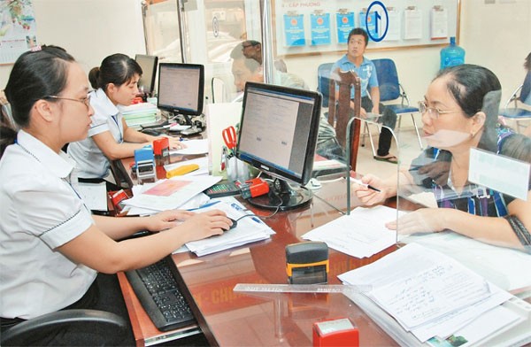 Người dân đến làm thủ tục hành chính tại Quận Long Biên. Ảnh: Duy Linh