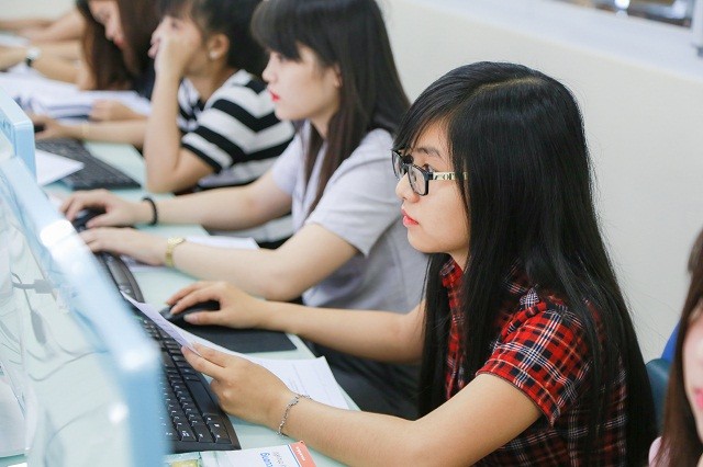Thí sinh tra cứu thông tin tuyển sinh trên internet. Ảnh minh họa: Vietnamnet