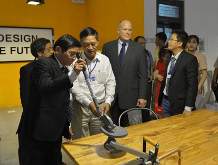 Các đại biểu tham quan thiết bị trong không gian sáng chế. Ảnh: VGP/Lưu Hương